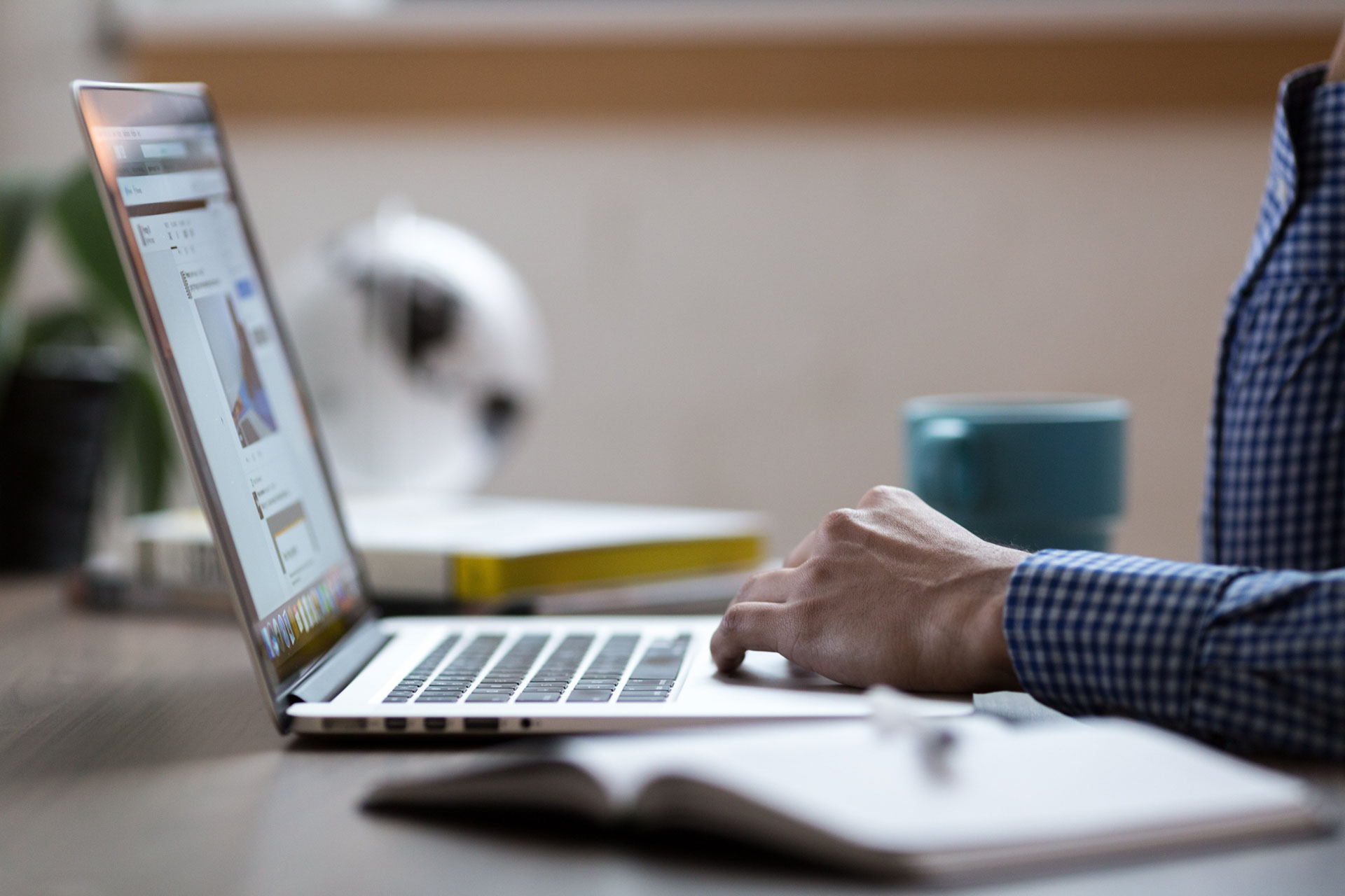 Personne travaillant sur PC pour optimiser sa performance et renforcer la collaboration grâce à la transformation digitale et aux solutions Microsoft intégrées par IPM Consulting