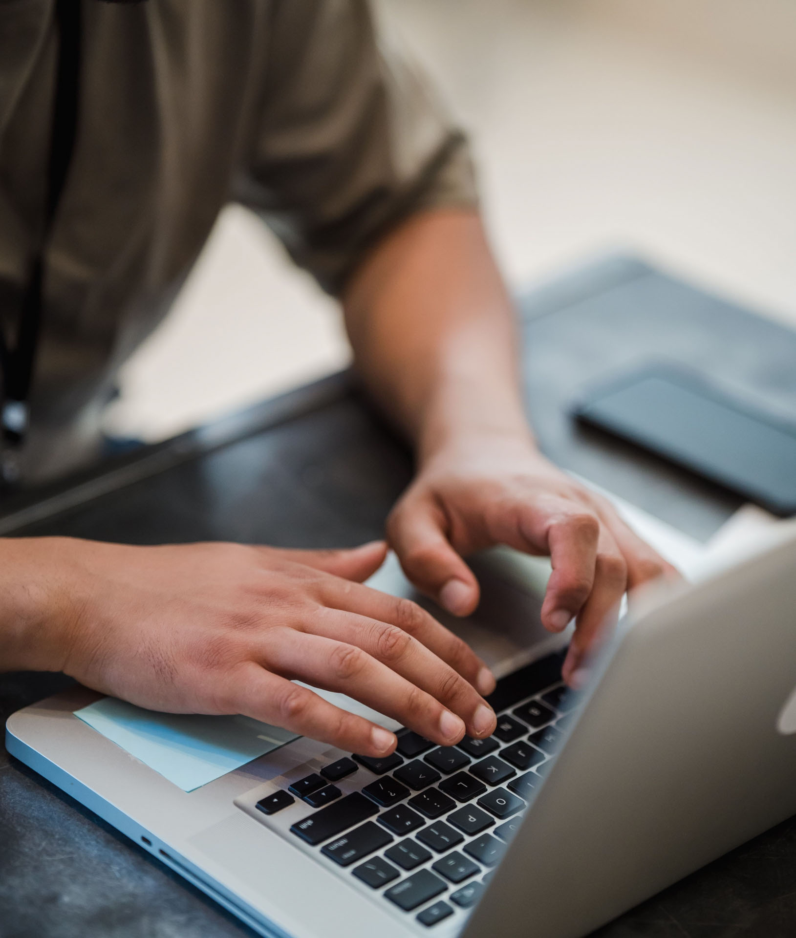 Personne concentrée travaillant sur ordinateur portable dans le cadre de la gestion du changement en entreprise