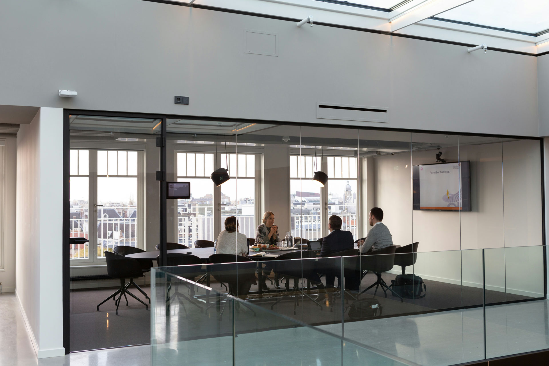 Photo représentant une réunion d’équipe projet dans le cadre d’une adoption DevOps, illustrant l’amélioration continue, l’automatisation et l’agilité au service de la transformation numérique et digitale.