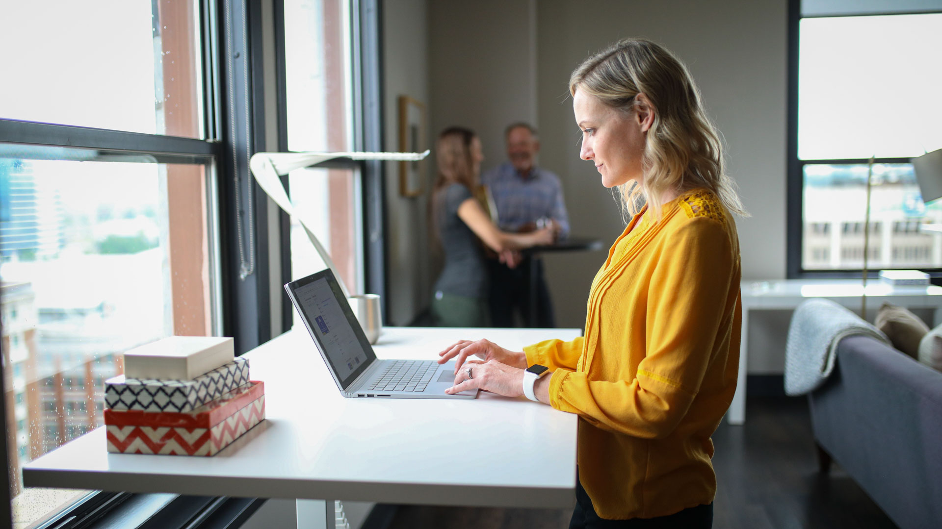 Femme qui travaille bureau digitalisation digital workplace télétravail
