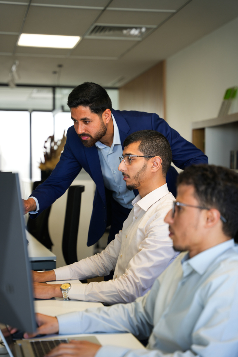 Réunion équipe IPM Consulting devant ordinateurs discutant la gestion de projet PPM et la Digital Workplace